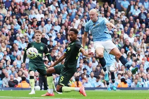 Man City lội ngược dòng, Liverpool thua sốc trên sân nhà
