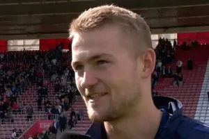 De Ligt gửi thông điệp rõ ràng sau khi ghi bàn cho MU rồi tập tễnh rời sân