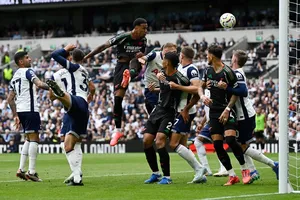 Arsenal nhọc nhằn thắng trận derby London