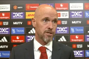Ten Hag nói chuyện nghiêm túc với 2 ngôi sao MU vào giữa trận