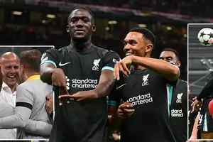 Arne Slot dẫn dắt Liverpool trải qua một đêm Champions League không thể quên
