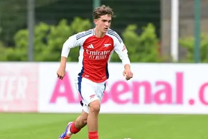 Thần đồng của Arsenal phá kỷ lục UEFA ở tuổi 14