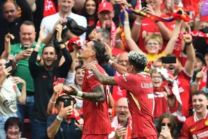 Liverpool có lại niềm vui chiến thắng, lên đỉnh Premier League