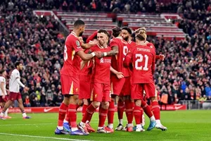 Liverpool lên đỉnh Premier League