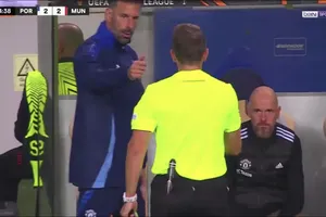 Phản ứng mỉa mai của Nistelrooy khi bị trọng tài rút thẻ vàng nhận 'mưa lời khen'