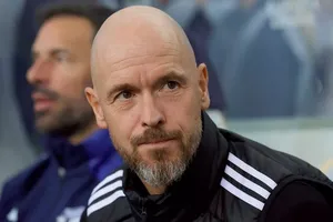 Ten Hag khiến fan MU xấu hổ vì “việt vị”