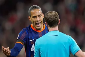 Van Dijk bị đuổi, HLV đội tuyển Hà Lan tức giận