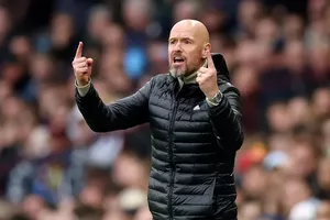 Ten Hag chịu cú sốc 3 lần ở MU