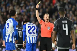 2 trọng tài bị UEFA trừng phạt cực nặng vì trò đùa ngớ ngẩn