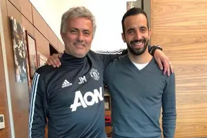 HLV Amorim chụp ảnh ở Old Trafford: ‘Tôi thích MU vì Mourinho’