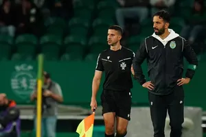 Van Nistelrooy "cầm trịch", Amorim chần chừ: Ghế nóng MU vẫn nóng!