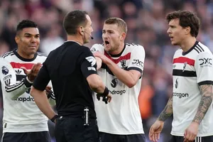 Premier League 'làm ngơ' trước chỉ trích, trọng tài gây tranh cãi vẫn 'vô tư' cầm còi