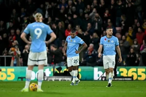 Man City thua sốc, Liverpool chiếm lại ngôi đầu bảng Premier League