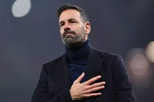 Nistelrooy thể hiện tình yêu mãnh liệt với MU, tuân theo quy tắc của Sir Alex Ferguson