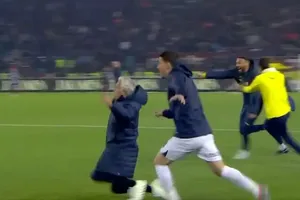Mourinho ăn mừng điên cuồng, mỉa mai làm HLV trưởng Fenerbahce là sai lầm