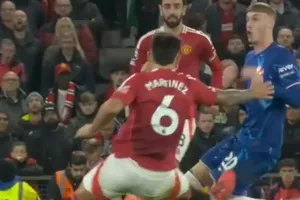 Premier League ra tuyên bố về việc siêu sao của MU thoát thẻ đỏ