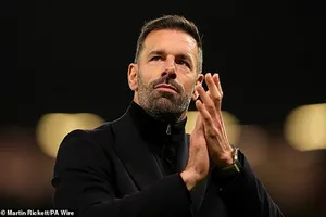 Nistelrooy kiểm tra điện thoại, hồi hộp chờ Amorim nhắn tin