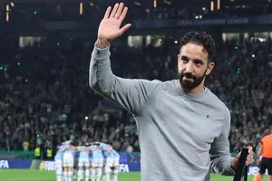 Amorim hoãn ngày dẫn dắt MU