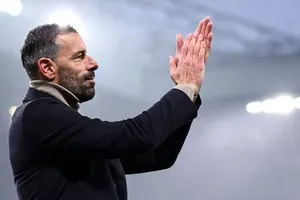 Van Nistelrooy bị chế giễu vì lời chia tay MU đầy cảm xúc