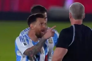 Messi tức giận đối đầu với trọng tài ‘hèn nhát’