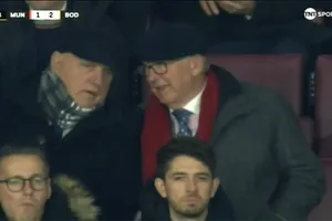 Fan sốc khi thấy Sir Alex Ferguson ngồi cạnh ai trong trận đấu của MU
