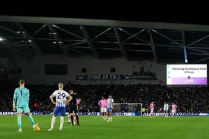 Premier League ra tuyên bố về tranh cãi VAR trong trận đấu sớm nhất