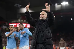 Lý do Pep Guardiola giơ 6 ngón tay trong trận Man City thua Liverpool