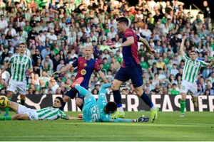 Barca bị Betis cầm hòa trong ngày HLV Hansi Flick bị thẻ đỏ