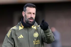 Van Nistelrooy muốn mua ngôi sao của MU, lên tiếng tổn thương vì bị Amorim loại bỏ