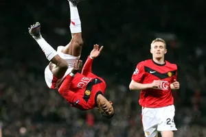 Huyền thoại MU giải nghệ ở tuổi 38: Tạm biệt cú nhảy tử thần