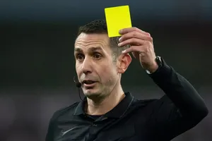 Trọng tài nổi tiếng bị Premier League sa thải