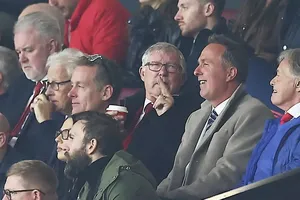 Sir Alex Ferguson can thiệp giúp MU tránh 1 sai lầm lớn