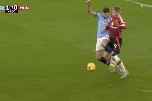 Premier League ra tuyên bố về quả phạt đền bị từ chối của MU