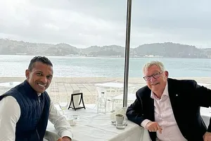 Sir Alex Ferguson hội ngộ với cựu sao MU vừa giải nghệ