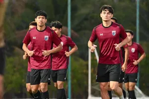 Vì sao tuyển Thái Lan mang thuốc đỏ đến Philippines?
