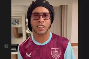 Vì sao Ronaldinho mừng giáng sinh trong chiếc áo đấu của Burnley?