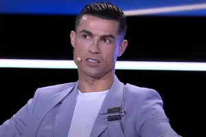 Ronaldo tham gia vào cuộc tranh cãi về quả bóng vàng