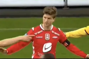 Từ bàn thắng bẩn của Supachok, xem lại 5 tình huống trả lại bàn thắng kinh điển