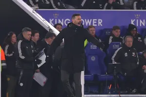 Van Nistelrooy chỉ trích một cầu thủ Leicester City và cuộc cãi vã dữ dội