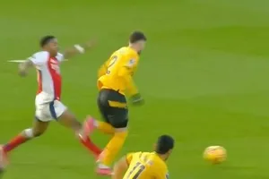 Premier League ra tuyên bố về chiếc thẻ đỏ vô lý của ngôi sao Arsenal