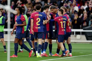Barca vươn lên ngôi đầu La Liga