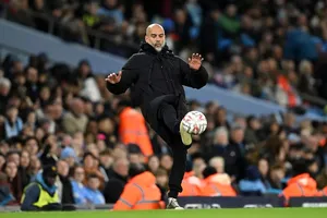Pep Guardiola tranh cãi gay gắt với FA về quả bóng