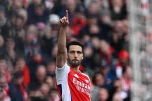 Thắng Chelsea, Arsenal níu giữ hi vọng vô địch Premier League