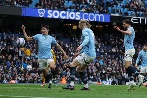 Man City rời xa Top 4 Premier League