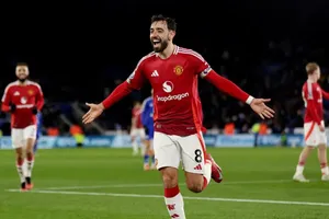 Bruno Fernandes tỏa sáng, MU thắng dễ Leicester City