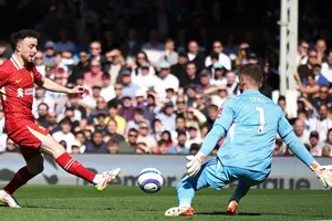 Liverpool thua sốc trước Fulham, Southampton xuống hạng