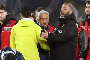 Mourinho bị cấm chỉ đạo sau sự cố kỳ lạ