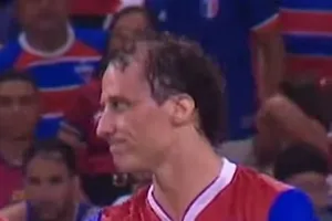 Không ai còn nhận ra dung mạo của cựu ngôi sao Arsenal và Chelsea