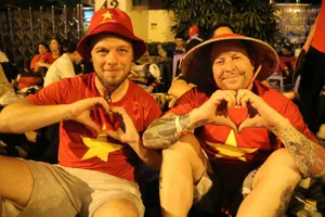 Du khách nước ngoài ấn tượng mạnh, cùng hòa mình vào đại lễ 30-4