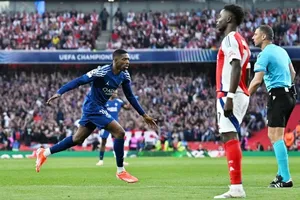 Arsenal gục ngã trước PSG